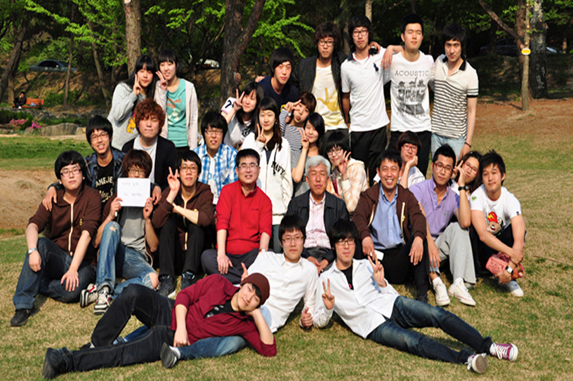 사실 오늘 저녁밥은 저희들이 차려드리는 겁니다. 당신의 풍요로운 삶을 책임져 드리겠습니다.