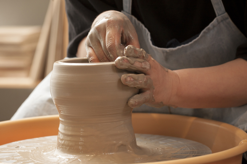  재료인 흙을 직접 손으로 느끼며 작품을 만들 수 있다는 재미가 있습니다.