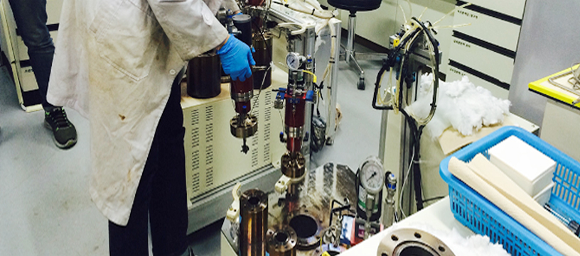 나무와 벗하며 유유자적 살지는 않아요. 실험들은 과학도들의 삶이라 해도 과언이 아니죠.  