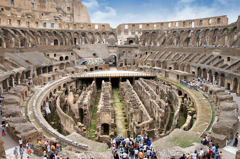 지역별로도 시대별로도 서양의 역사를 공부합니다. (콜로세움 내부)