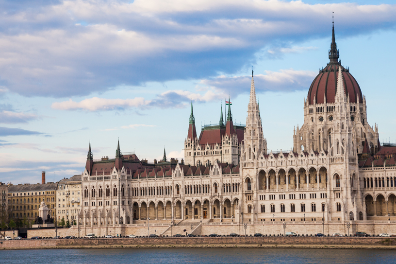 그 나라의 역사를 이해하며 그 나라의 전문가로 성장한다.(2015년 답사 예정지인 헝가리 의사당)