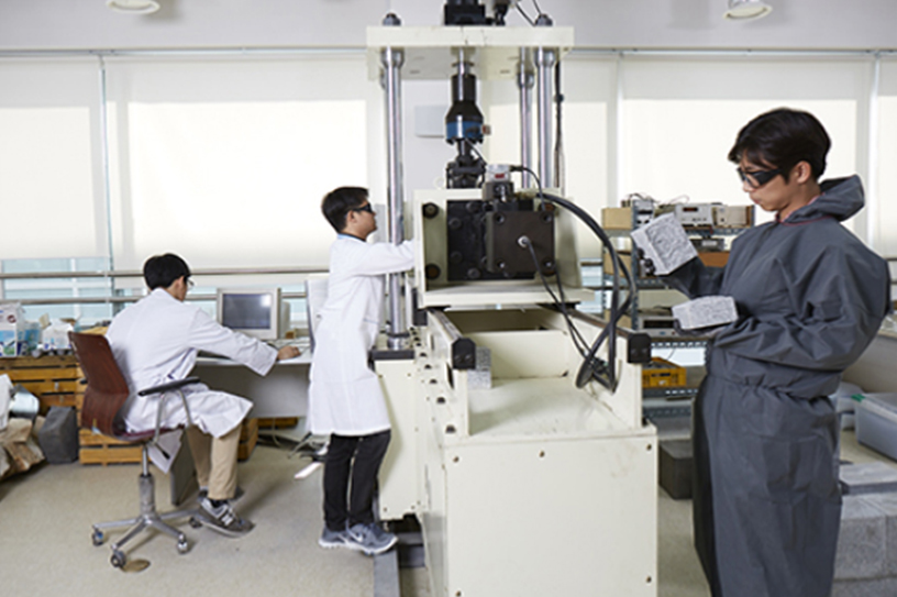 실험 장치를 사용하는 학생들