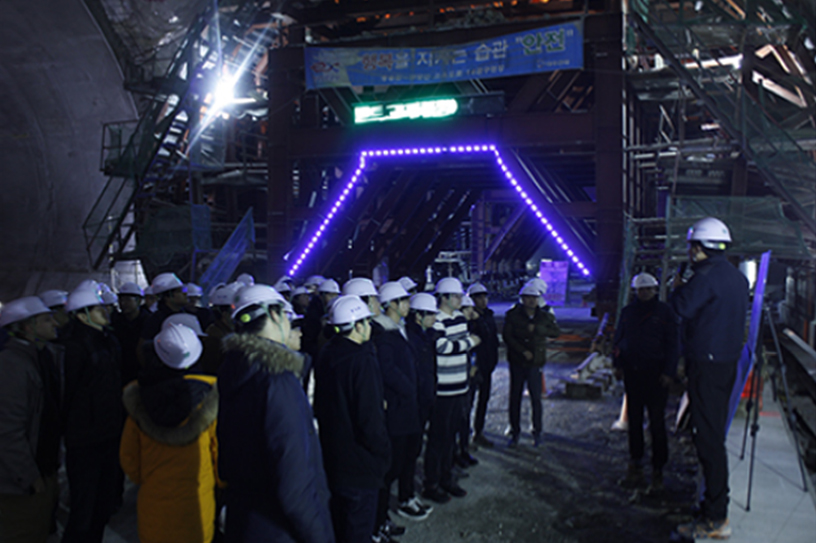 현장 답사를 나간 학생들