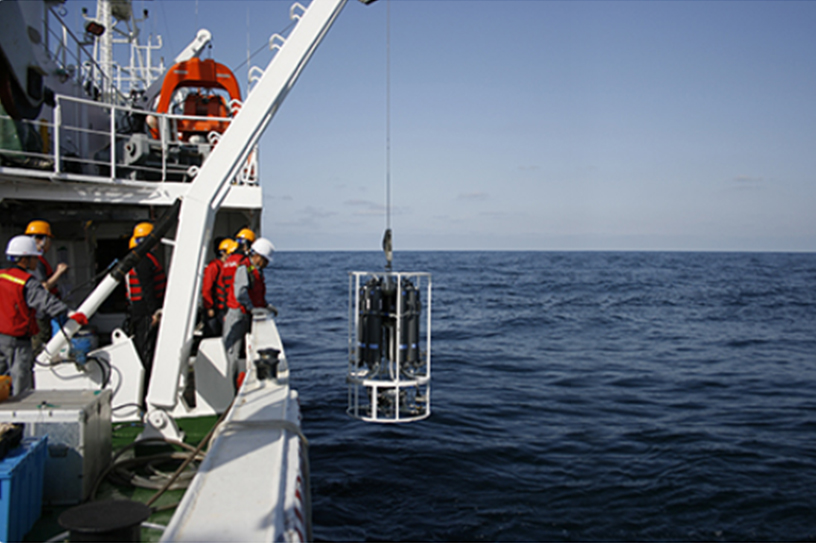 CTD를 이용한 해수물성관측 울릉분지 해역조사 장면