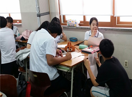 (미니미가 각 모둠의 Graphic Organizer 검사)