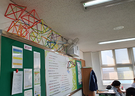 다면체를 붙여 놓은 벽