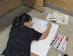 교실 바닥에 엎드리기 가능