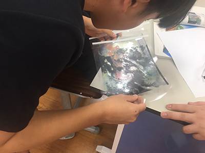 OHP 용지에 인쇄한 뒤  각 자료를 겹쳐보는 사진