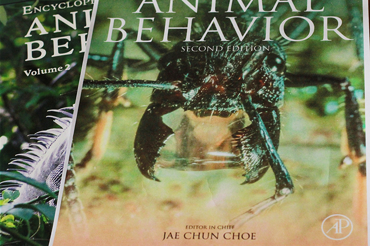 동물행동학 백과사전의 총괄 편집장이 된 것은 어쩌면 제자들이 가져다 준 영예입니다