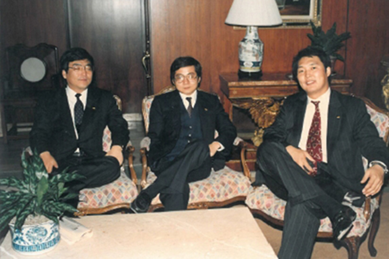 외교관으로 재직하던 시절(중앙에 앉은 사람이 서용현 교수)