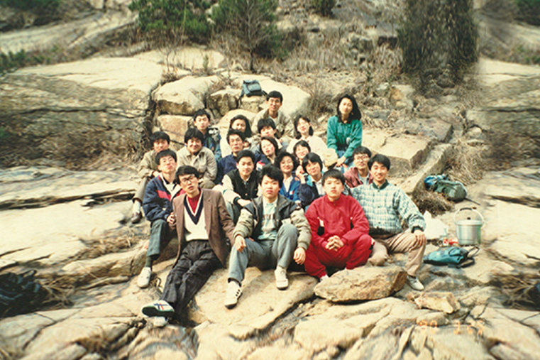 1990년 3월 25일, 신입생 시절 교수님의 모습을 한번 찾아볼까요?