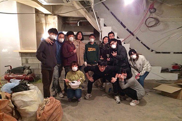 사운드마인드 개업 전 인테리어 공사 중 운영진들과 친구들