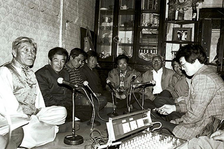 민요를 녹취하는 현장 사진입니다.