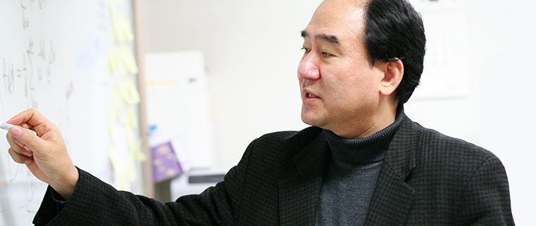 자의 부족한 물리 소양 탓에 인터뷰는 현대물리학의 기초 강의를 방불케 하였다