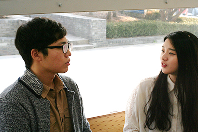 사뭇 진지한 자세로 고교 시절 경험담을 나누고 있는 정현영(좌) 학생과 최다연(우) 학생