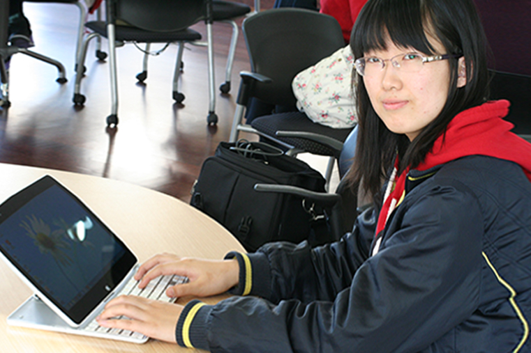 그 유명한 &lsquo;공대녀&rsquo;의 길을 선택한 송해윤 학생. 한국어 공부를 위해 한자어를 다시 공부해야 하는 아이러니한 상황도 지혜롭게 극복하고 있다.