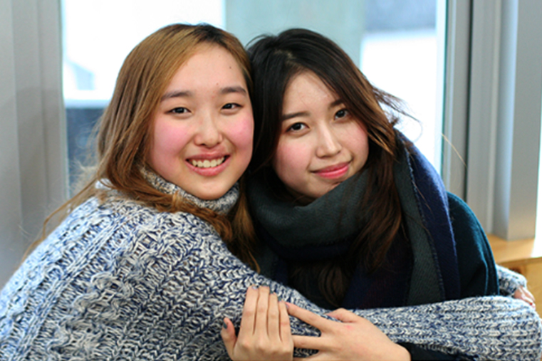 그 드물다는 미술대학 디자인학부 &lsquo;실기 미포함 전형&rsquo;을 통해 신입생이 된 둘은 고교는 물론 대학에서도 동문수학하게 되었다. 소수민(좌) 김승현(우)