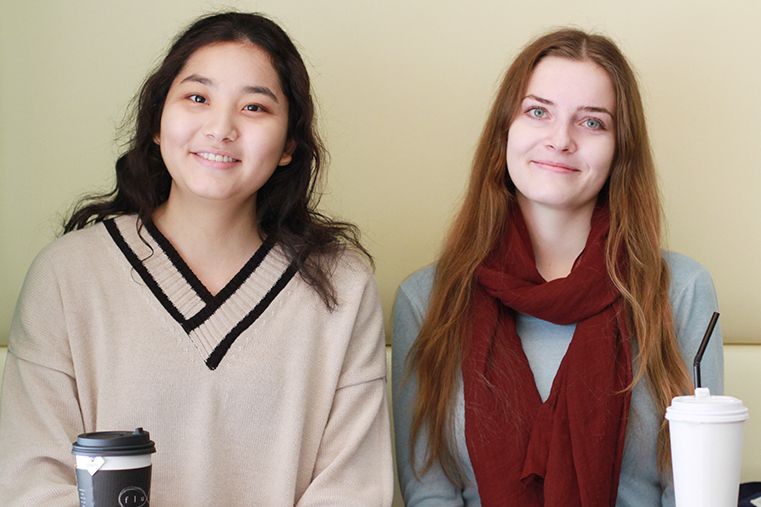 서울대학교에서 공부하는 아이게림과 안느입니다