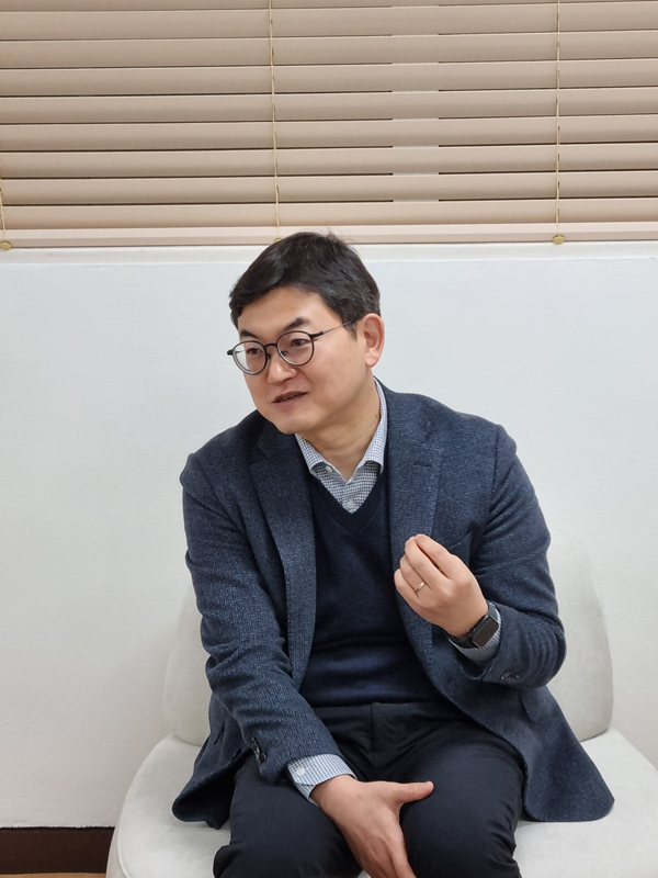 외교학과에 진학해 공부했던 자신의 경험을 설명하는 이정환 교수