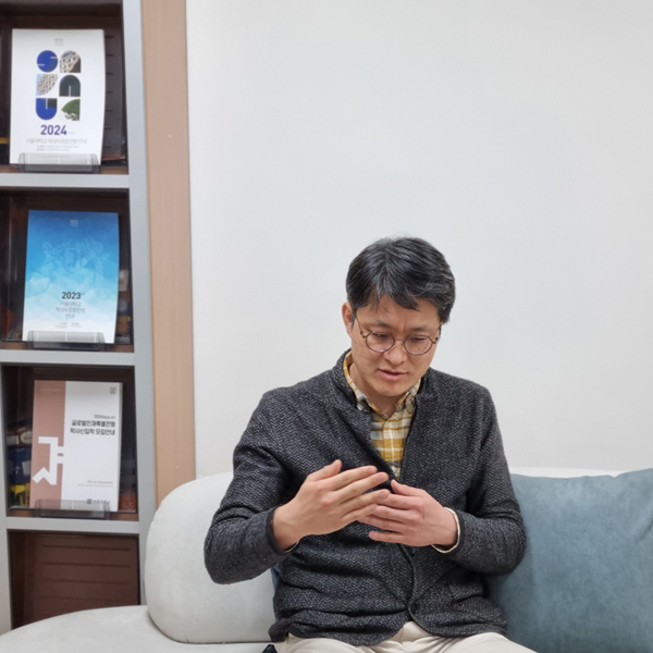 관심 연구 분야와 담당 수업에 관해 설명하는 김주형 교수