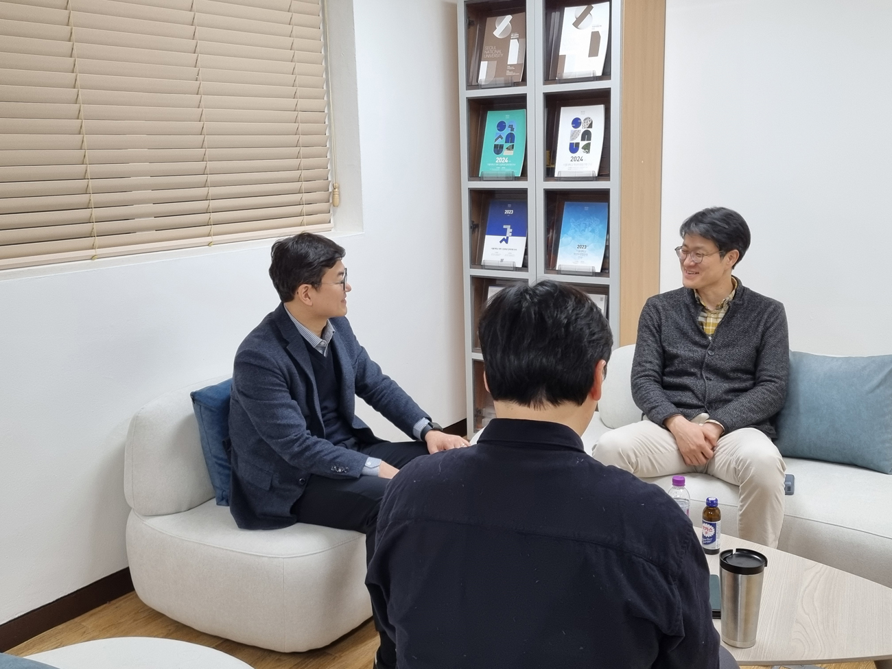 질문에 답변하는 이정환 교수(좌)‧김주형 교수(우)